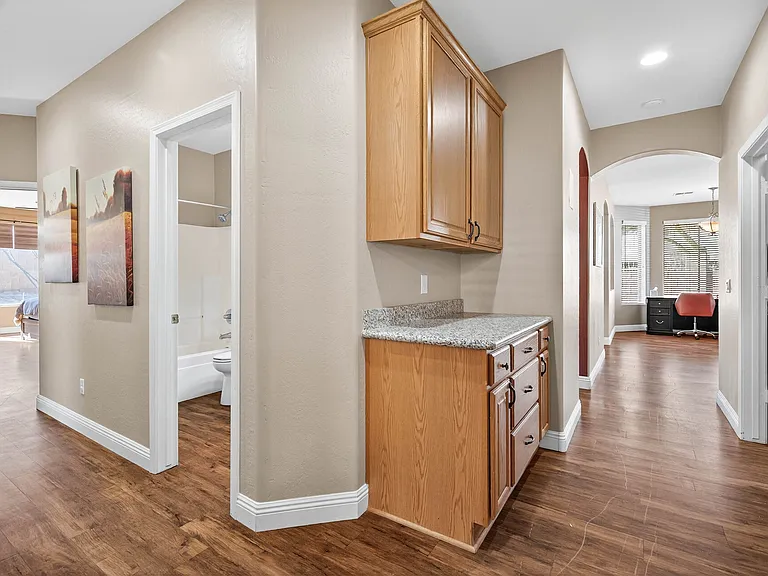 2433 W Ellis St — Photo 19