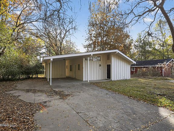 2nd image of 346 Queen Theresa Ln