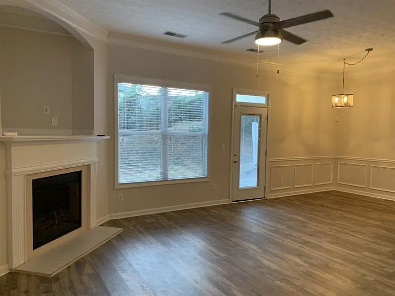 3 bed, 2.5 bath, 2046 sqft, $2,000 — Photo 4