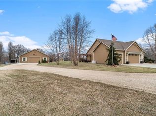 19000 255th St, Tonganoxie, KS 66086