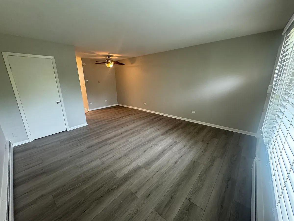 Building Photo - 105 E Grove St #2