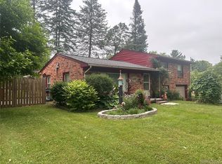 305 Goldengate St, Lake Orion, MI 48362