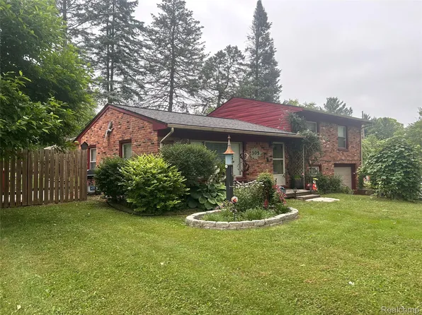 305 Goldengate St, Lake Orion, MI 48362
