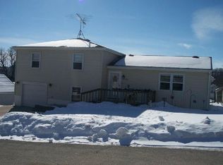 102 5th St SE, Elkader, IA 52043