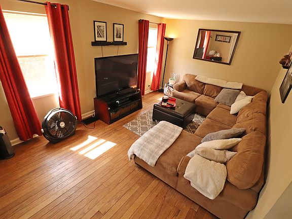 2nd image of 305 E Dorothy Ln