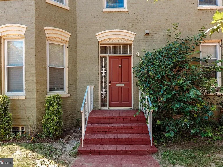 423 E St NE — Photo 2