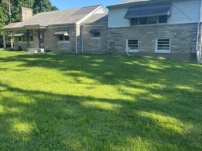 2111 E East Ln — Photo 2