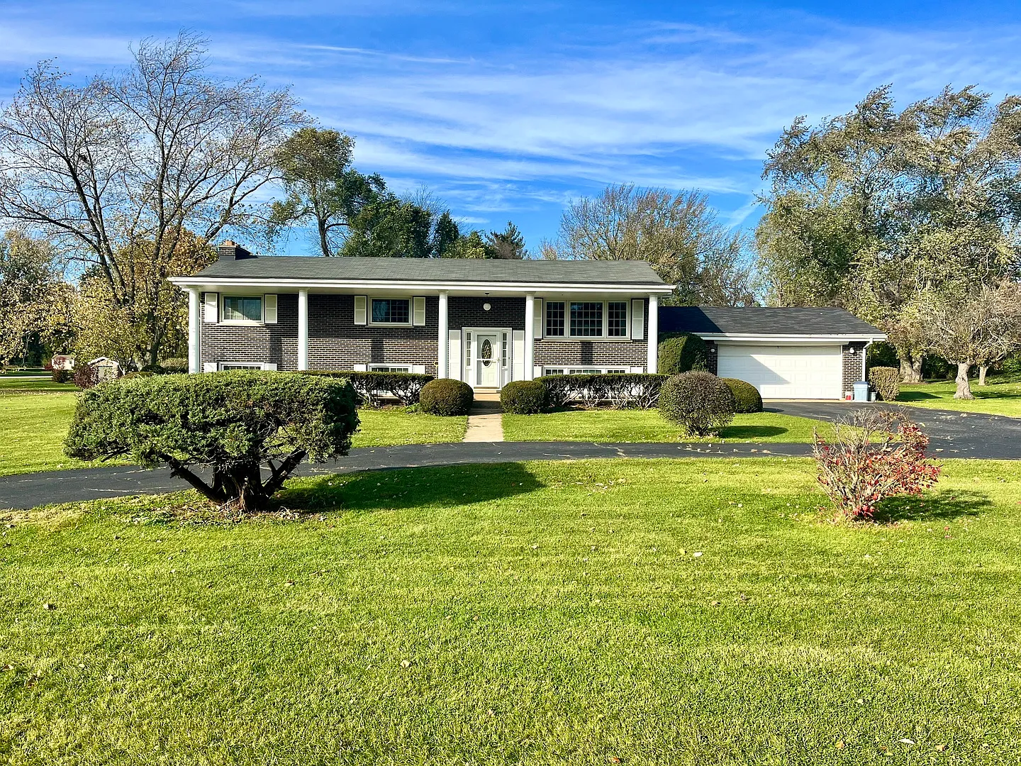 22W470 Broker Rd photo 1