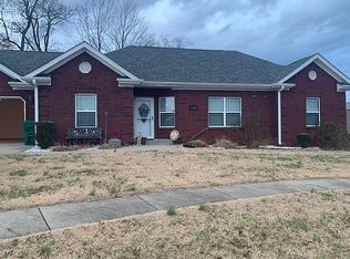 102 E Tuscany Ct, Radcliff, KY 40160