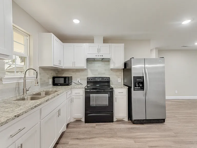 913 Live Oak St #A — Photo 4