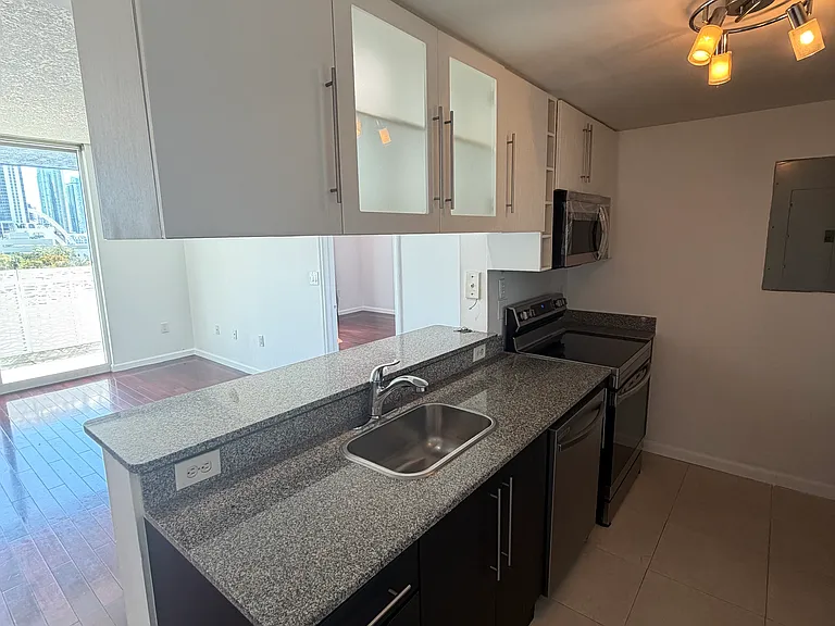1925 Madison St #14A — Photo 1