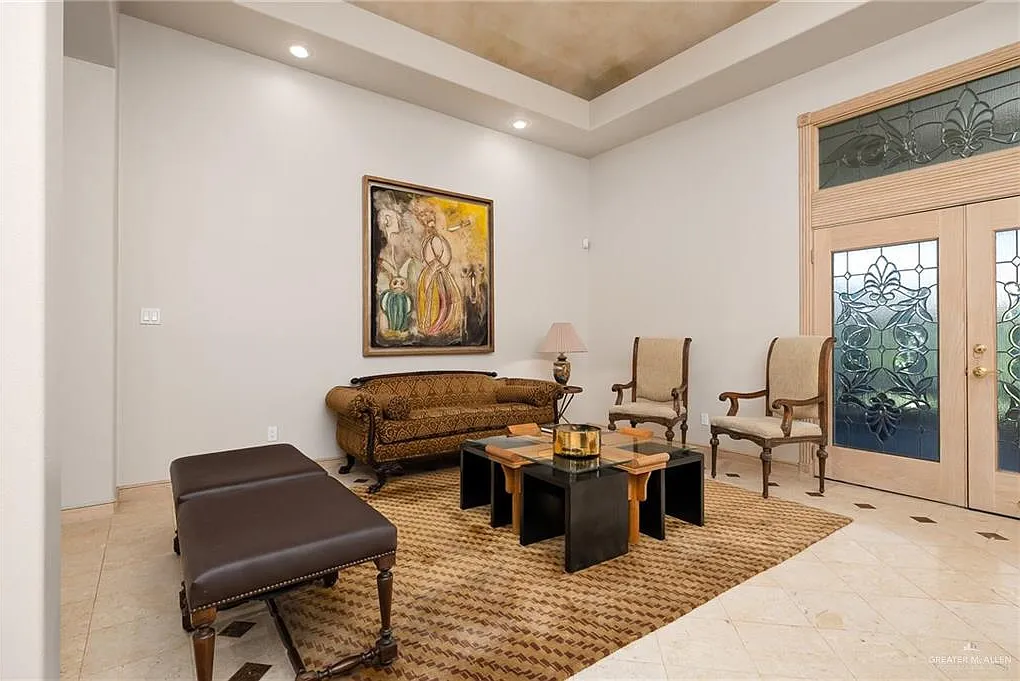 4 bed, 3.0 bath, 2210 sqft, $2,800 — Photo 2