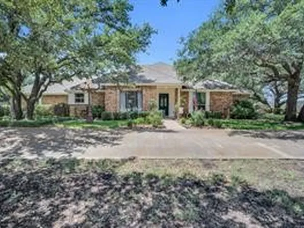 303 Spring Creek Dr, Waxahachie, TX 75165