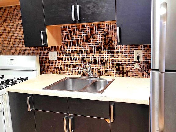 Kitchen with backsplash