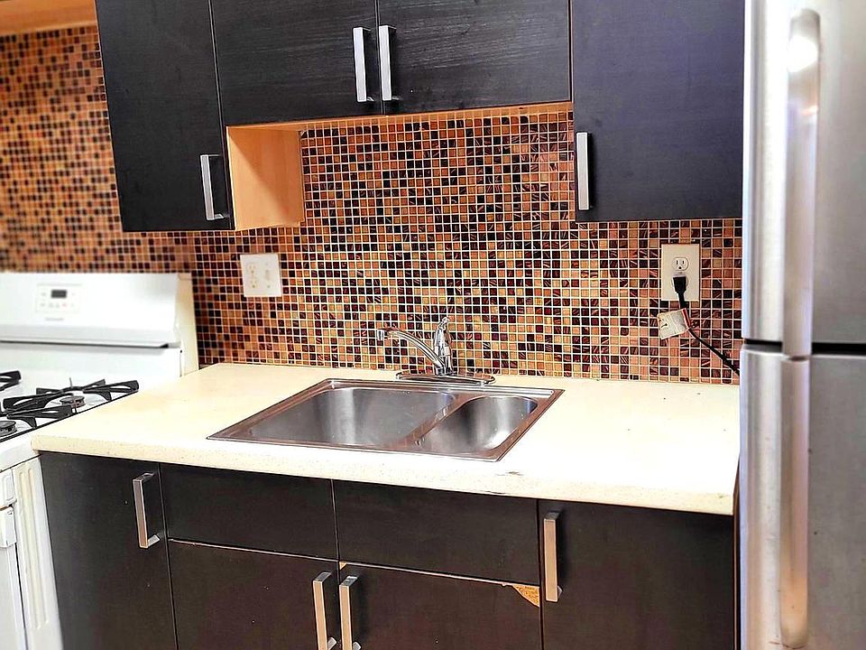 Kitchen with backsplash