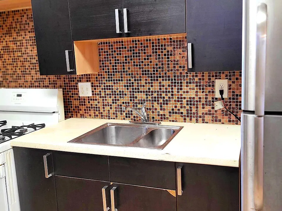 Kitchen with backsplash