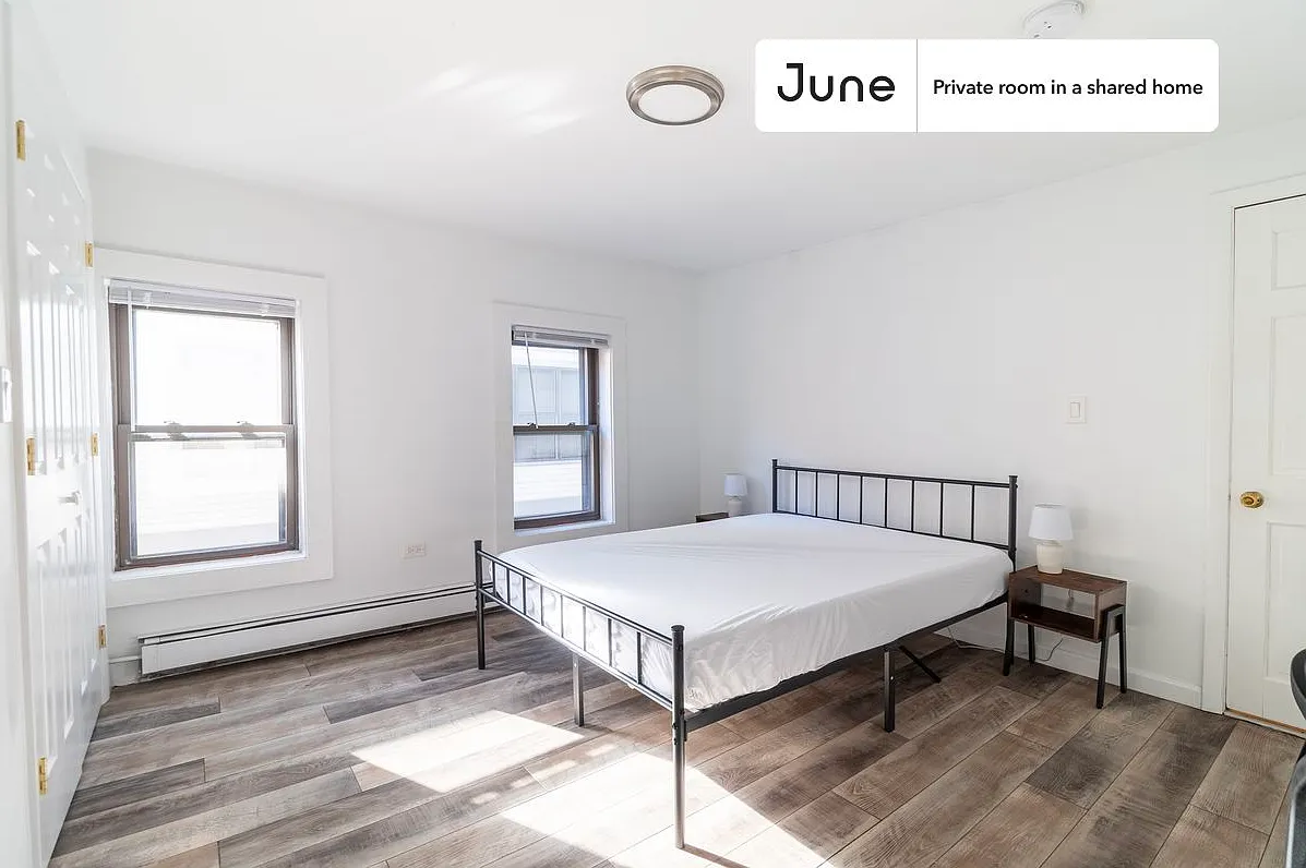 Queen bedroom in 5 bed/2 bath home in South Boston #1752 B — Photo 1