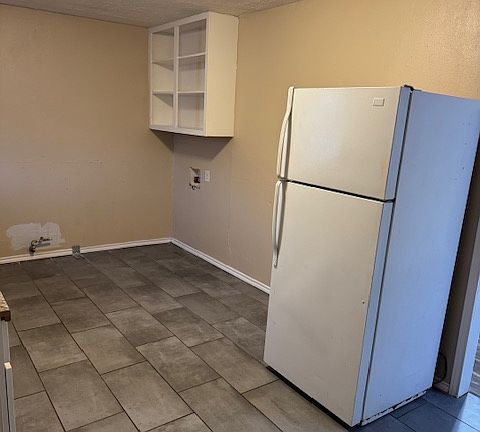 5th image of 850 Elwood St
