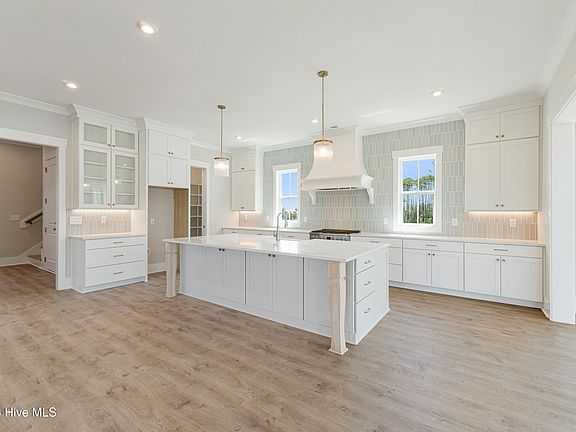 3rd image of 503 Swan Court