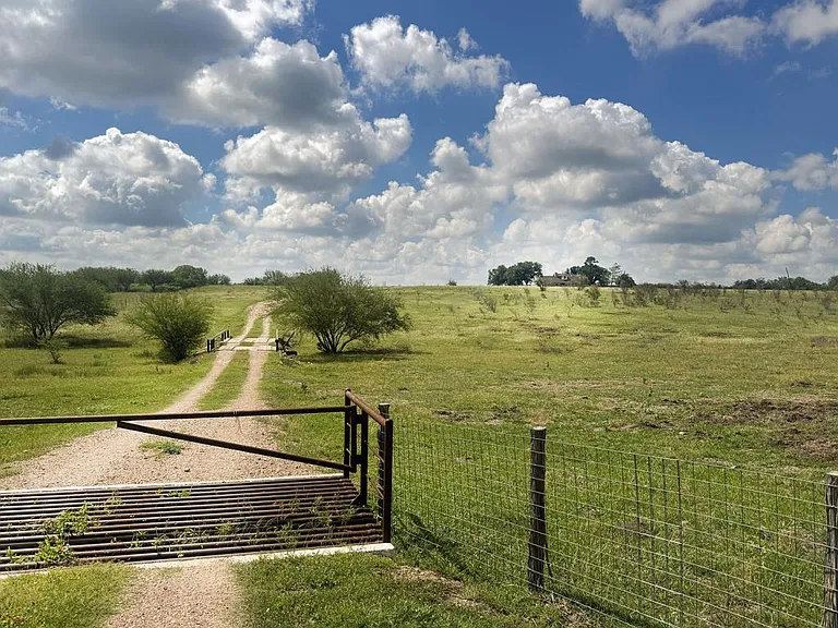 5121 FM 446 — Photo 4