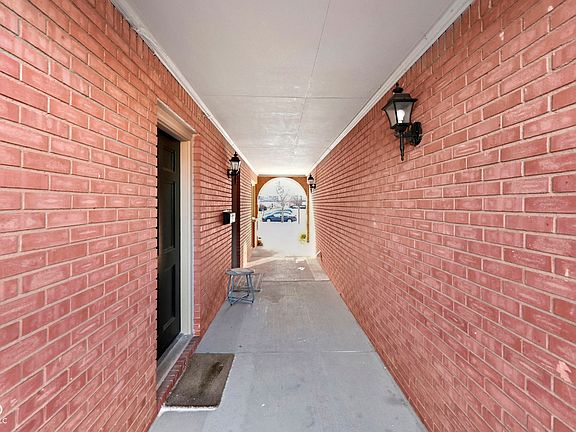 4th image of 1154 Canterbury Sq N