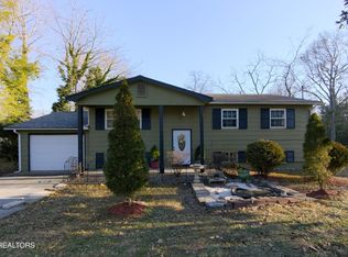 725 Robertsville Rd, Oak Ridge, TN 37830