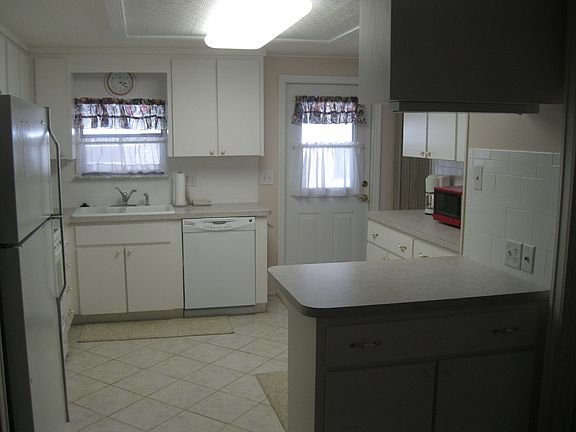 3rd image of 111 Camellia Trl