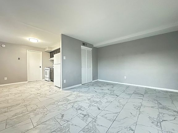 3rd image of 7110 Oxford Ave #58