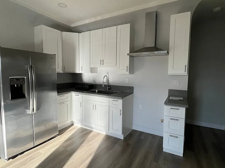 2000 S Harcourt Ave — Photo 19