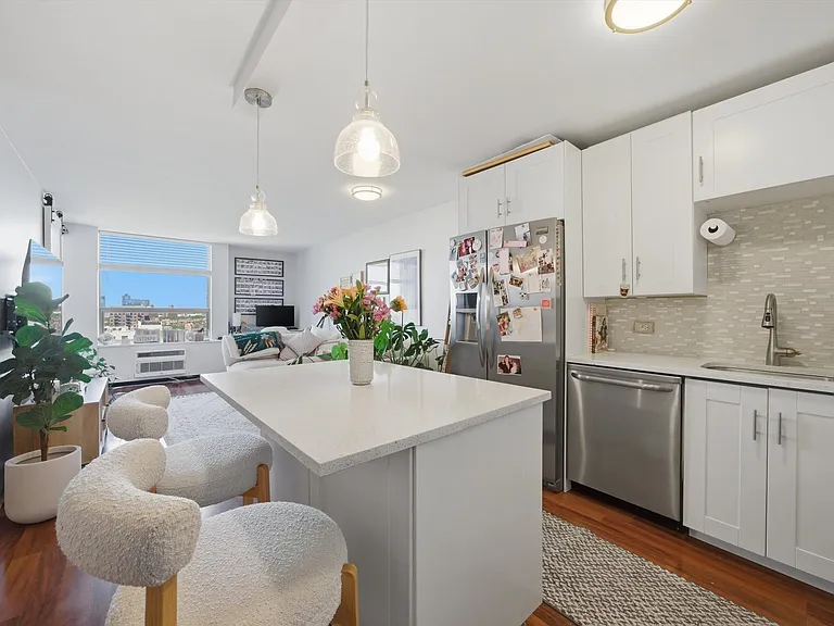 1455 N Sandburg Ter #1107 — Photo 3