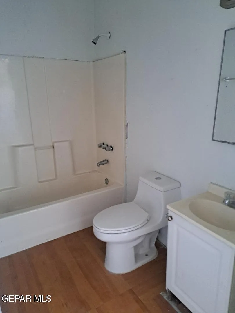 13 bed, 10500 sqft, $550 — Photo 3