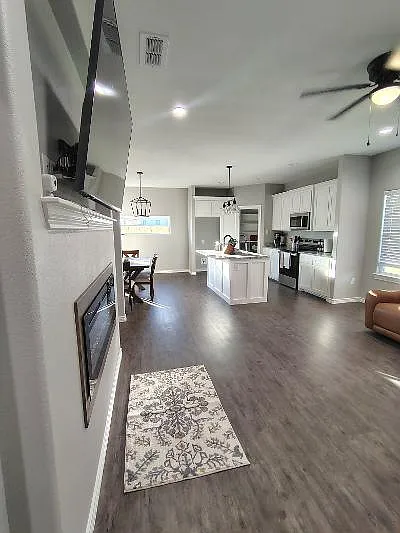 3 bed, 1289 sqft, $4,595 — Photo 3