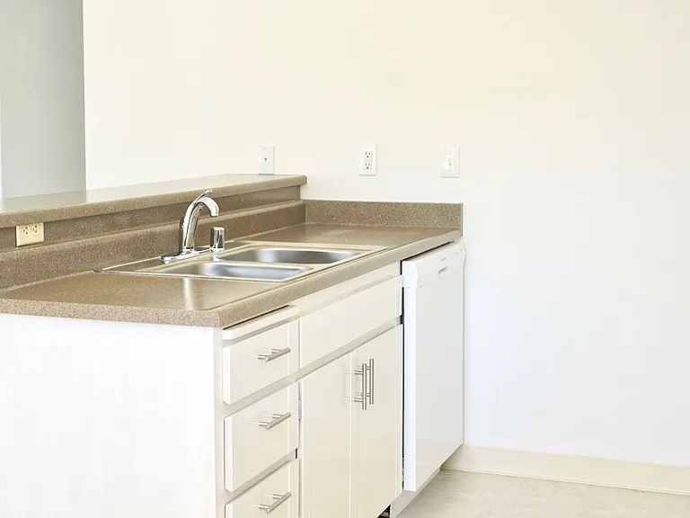 Parkwood Court Apartments — Photo 2