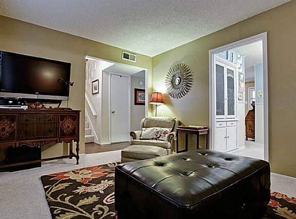 5th image of 205 Hedgerow Ln