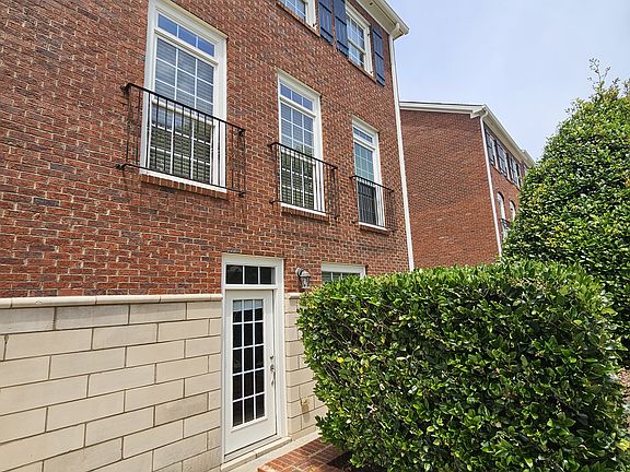 2nd image of 701 Lexington Vlg