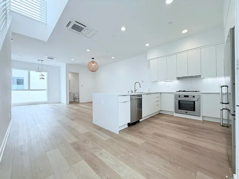 10917 1/2 Otsego St — Photo 10