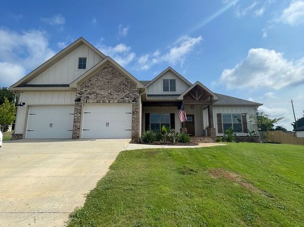 368 Lakes Dr