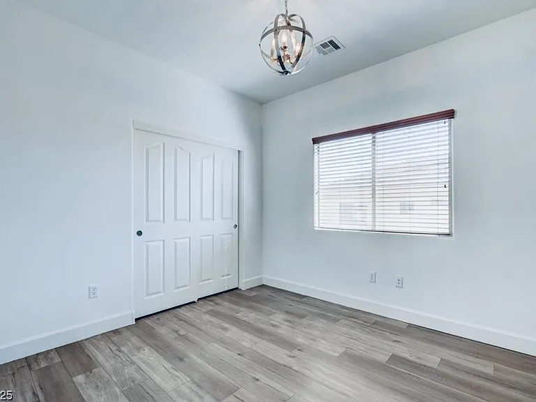 128 Tilbury Ave — Photo 11