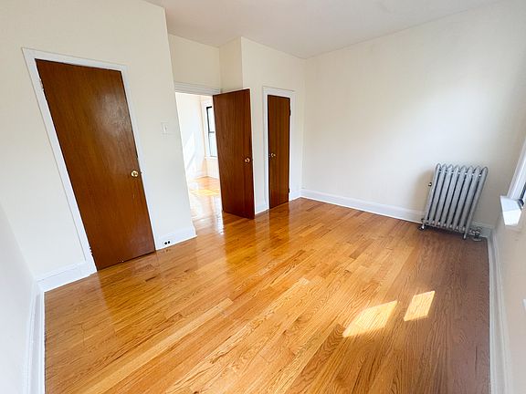 5th image of 2718 23rd St APT 2R