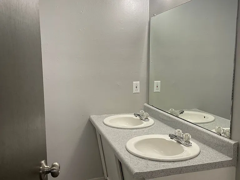 Harvin Apartments — Photo 9