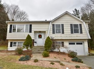 25 Maryann Rd, Oak Ridge, NJ 07438