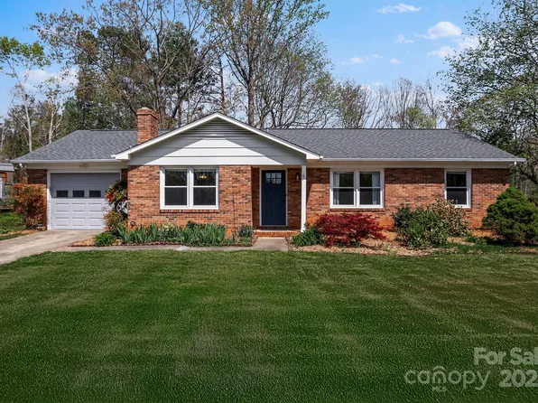 29 Knoll Ridge Dr, Asheville, NC 28804