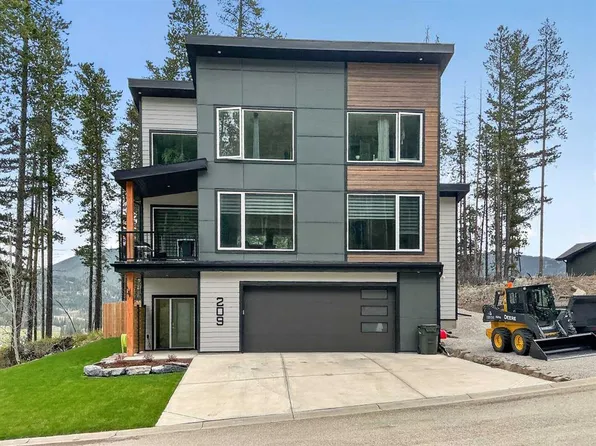 209 N Southmore Pl, Crowsnest Pass, AB T0K 0E0