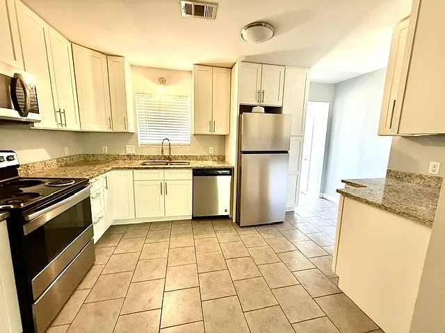 3 bed, 1.5 bath, 999 sqft, $1,650 — Photo 4