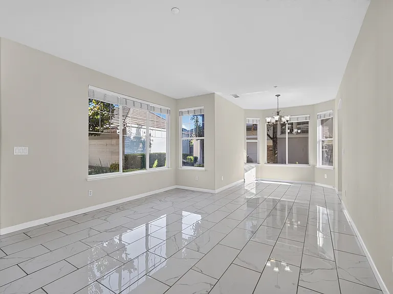 5858 Hazelwood Cmn — Photo 6