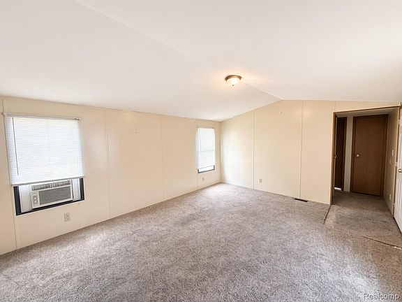 5th image of 247 Sutherland Dr