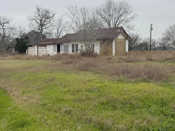 977 W Main St, York Town, TX 78164