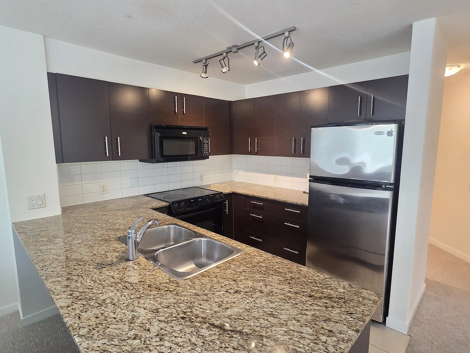 2 bed, 1070 sqft, $2,400 — Photo 2