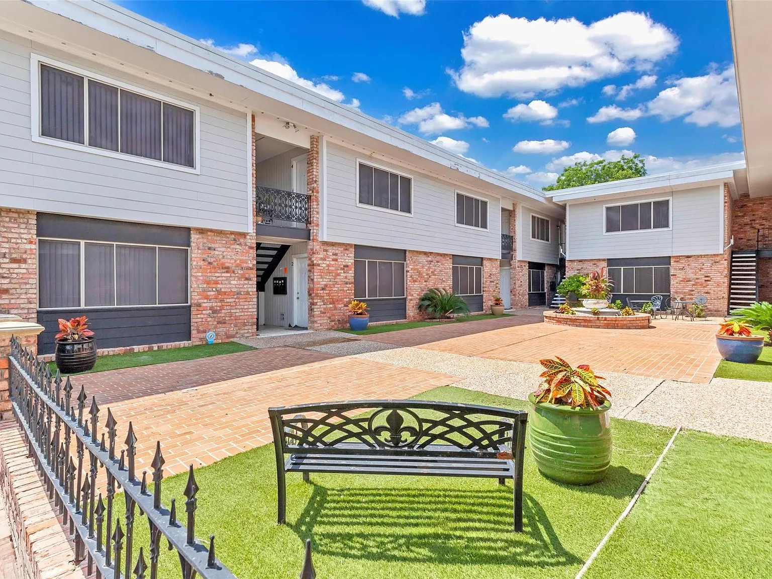1 bed, 1.0 bath, $999 — Photo 4