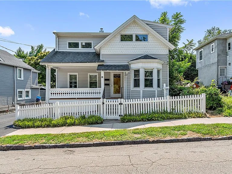 86 Maple St — Photo 1